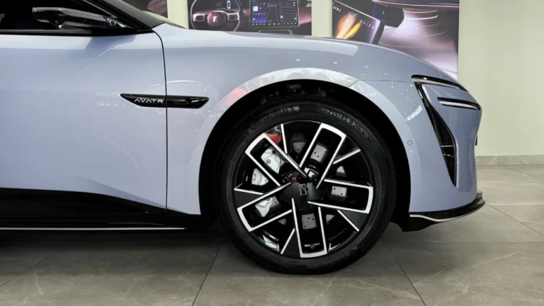 Седан Avatr 06 в беларуси перед