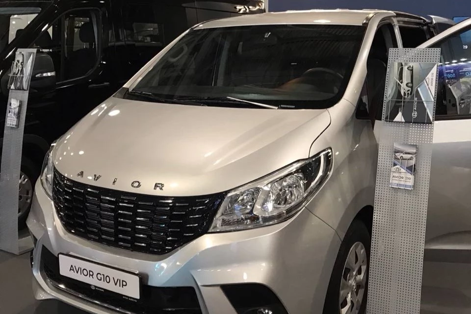 Минивэн Avior G10 VIP на выставке сбоку спереди в России