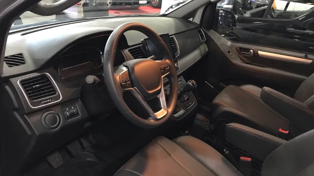 Минивэн Avior G10 VIP на выставке салон интерьер в России