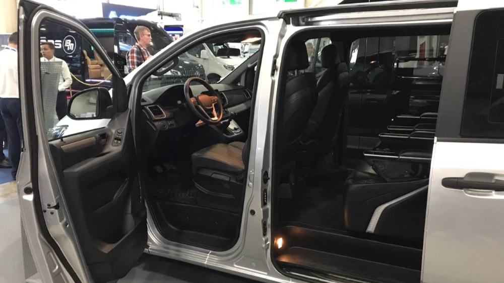 Минивэн Avior G10 VIP на выставке салон интерьер в России сбоку