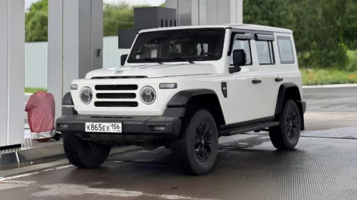 baw 212 в комплектации adventurer rus сбоку спереди белый внедорожник
