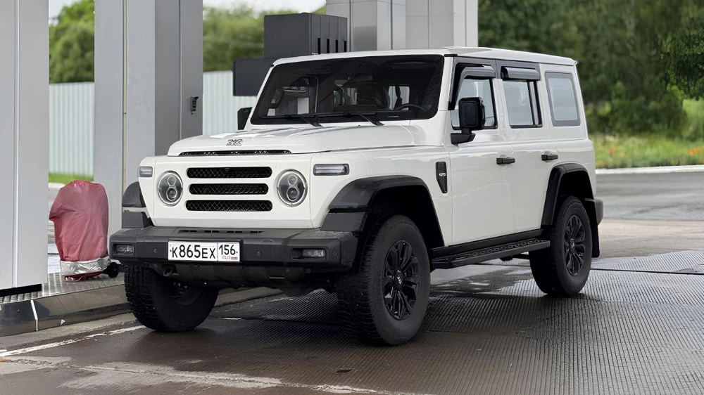 baw 212 в комплектации adventurer rus сбоку спереди белый внедорожник