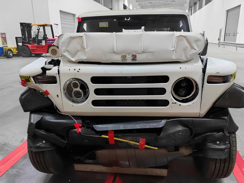 baw 212 внедорожник краш-тест китай caeri cnas спереди белый автомобиль фронтальный удар с полным перекрытием на скорости 50 км/ч