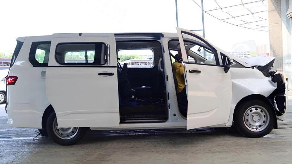 baw mpv минивэн краш-тест китай caeri cnas сбоку белый автомобиль фронтальный удар с полным перекрытием на скорости 50 км/ч