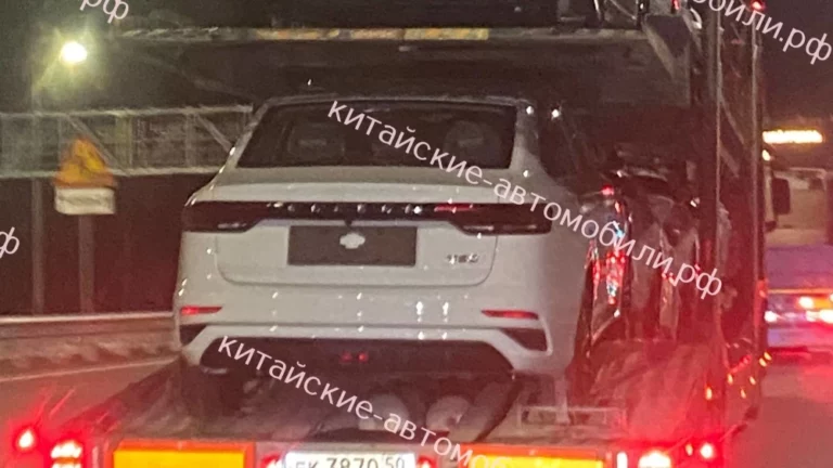 Седаны Belgee S50 на автовозе в России сзади