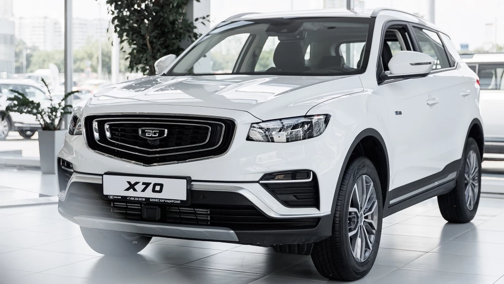 belgee x70 сбоку спереди у дилера в автосалоне бизнес кар