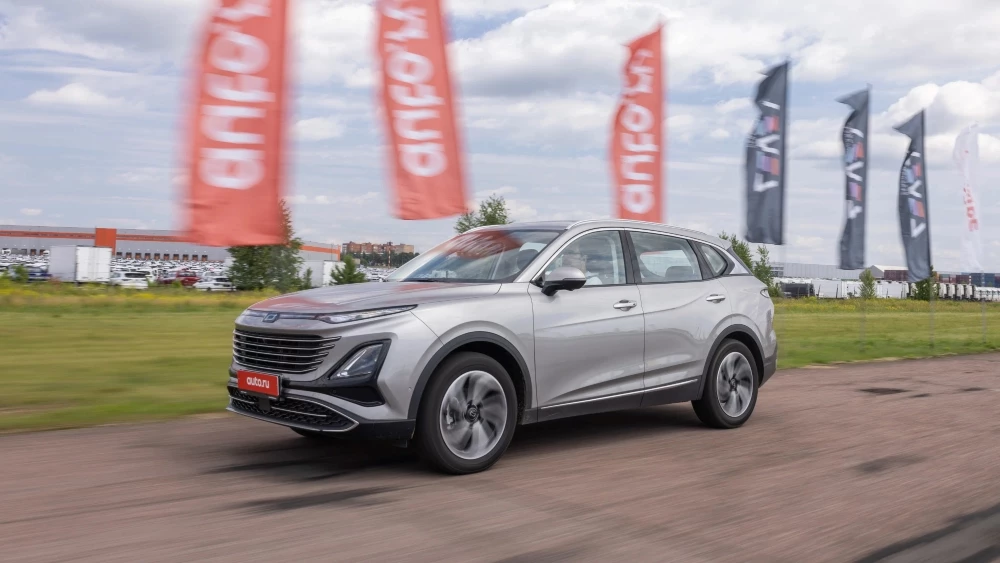 Супертест тест рейтинг среднеразмерных кроссоверов в России авто ру Bestune T90 сбоку спереди в динамике