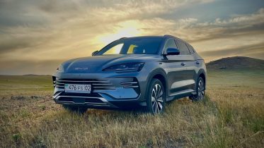 BYD Song Plus DM-i сбоку спереди