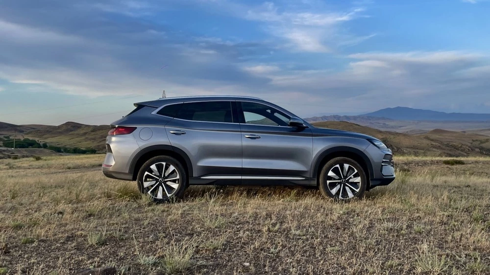 BYD Song Plus DM-i сбоку