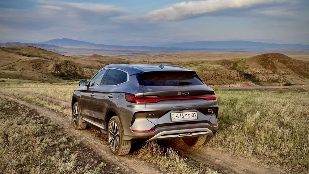 BYD Song Plus DM-i сбоку сзади