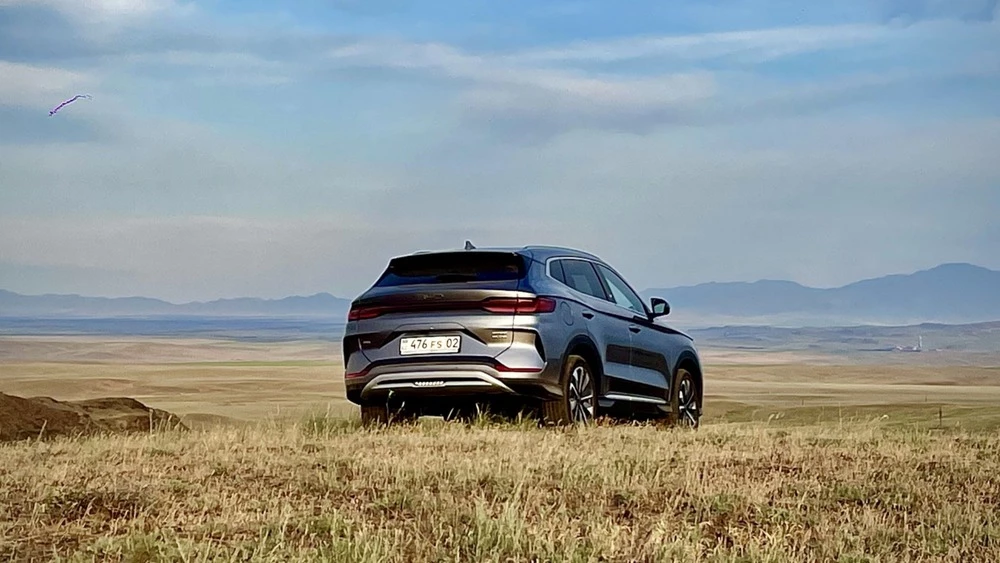 BYD Song Plus DM-i сбоку сзади