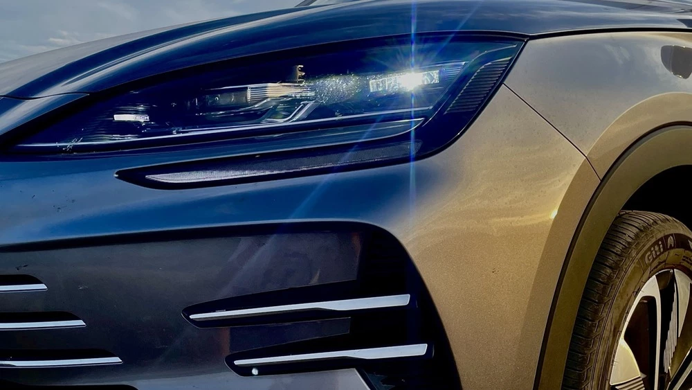 BYD Song Plus DM-i сбоку спереди фары