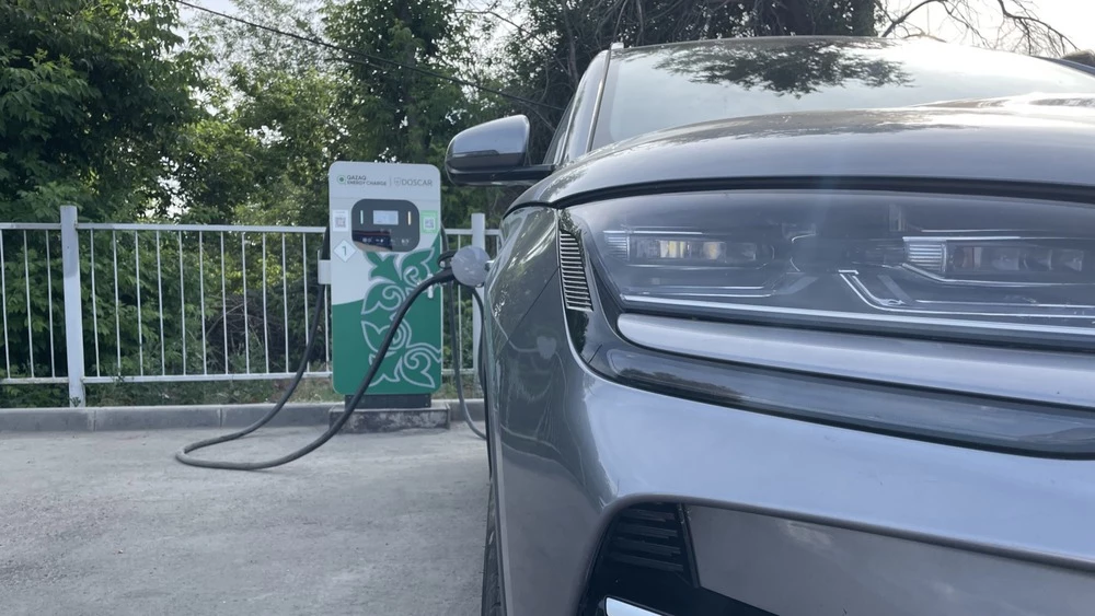 BYD Song Plus DM-i спереди зарядка