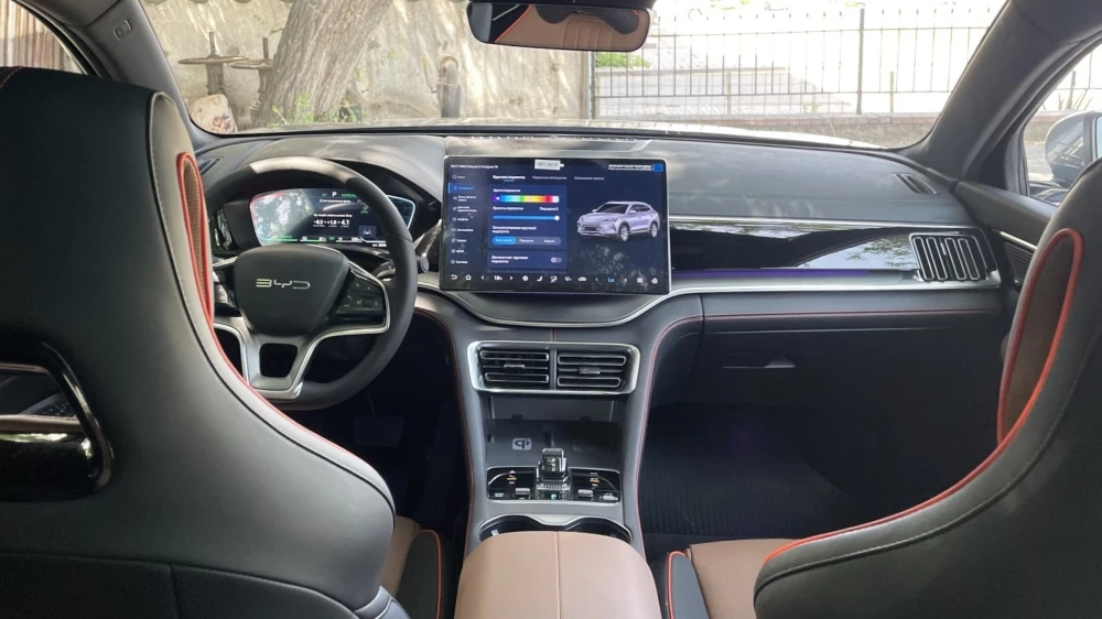 BYD Song Plus DM-i салон интерьер первый ряд