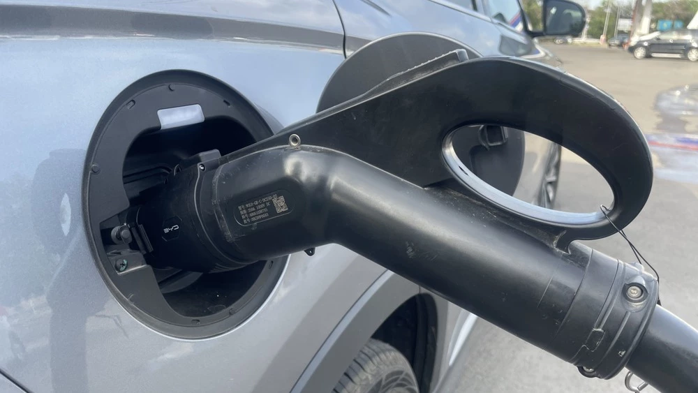 BYD Song Plus DM-i сбоку зарядка пистолет