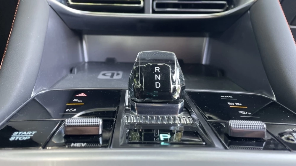 BYD Song Plus DM-i салон интерьер тоннель селектор