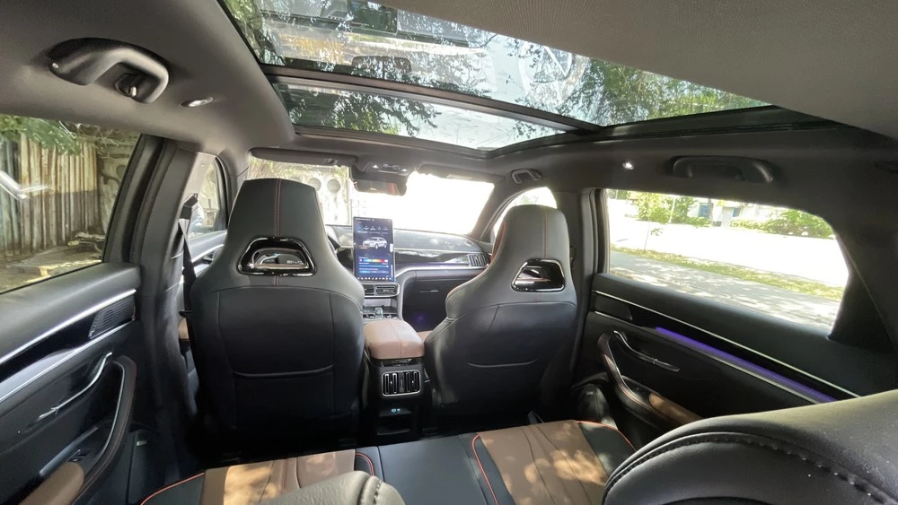 BYD Song Plus DM-i салон интерьер панорамная крыша