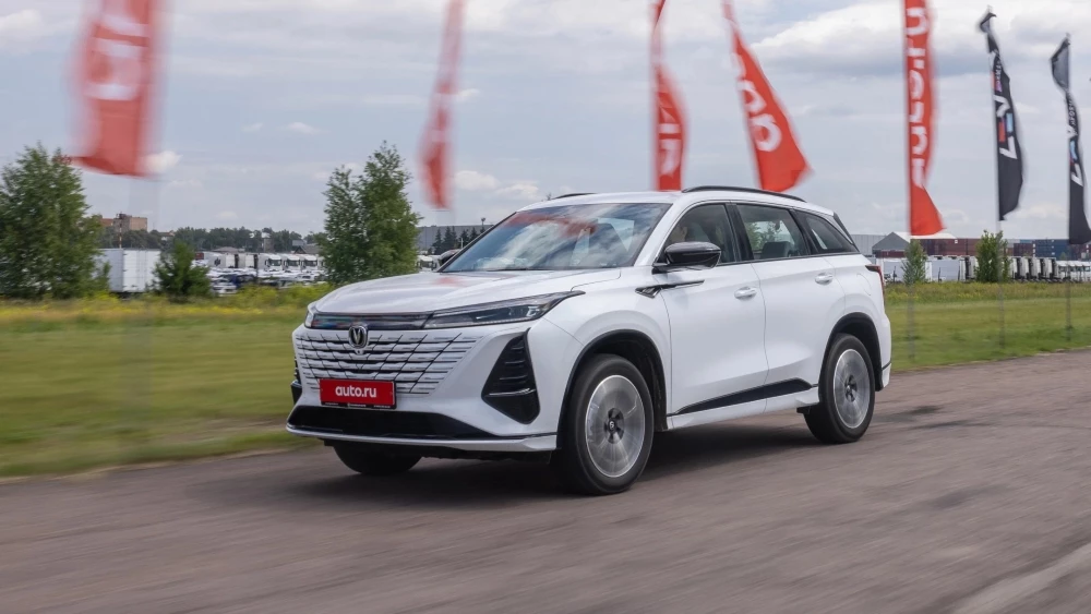 Супертест тест рейтинг среднеразмерных кроссоверов в России авто ру Changan CS75 Plus сбоку спереди в динамике