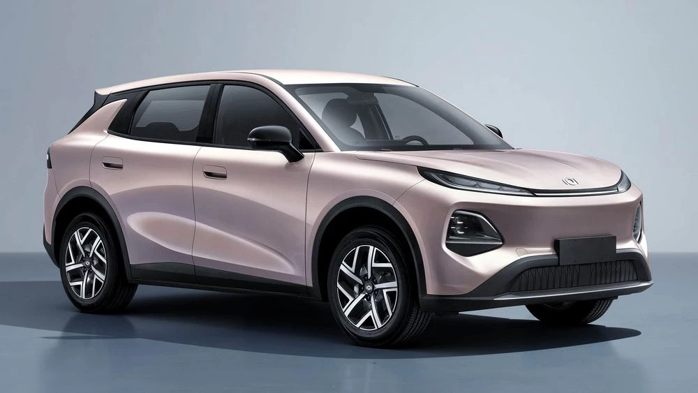 Новый кроссовер Changan Nevo Q05 сбоку спереди