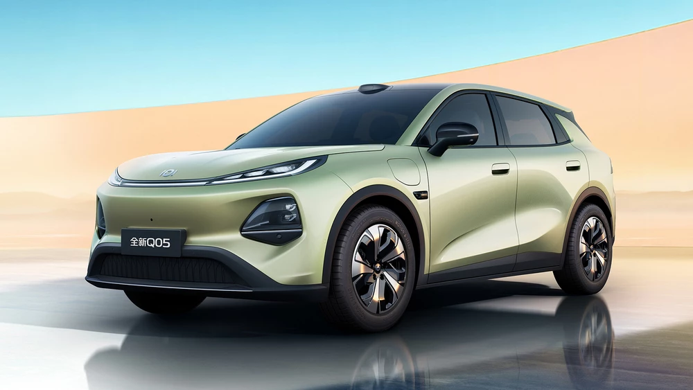 Новый кроссовер Changan Nevo Q05 сбоку спереди