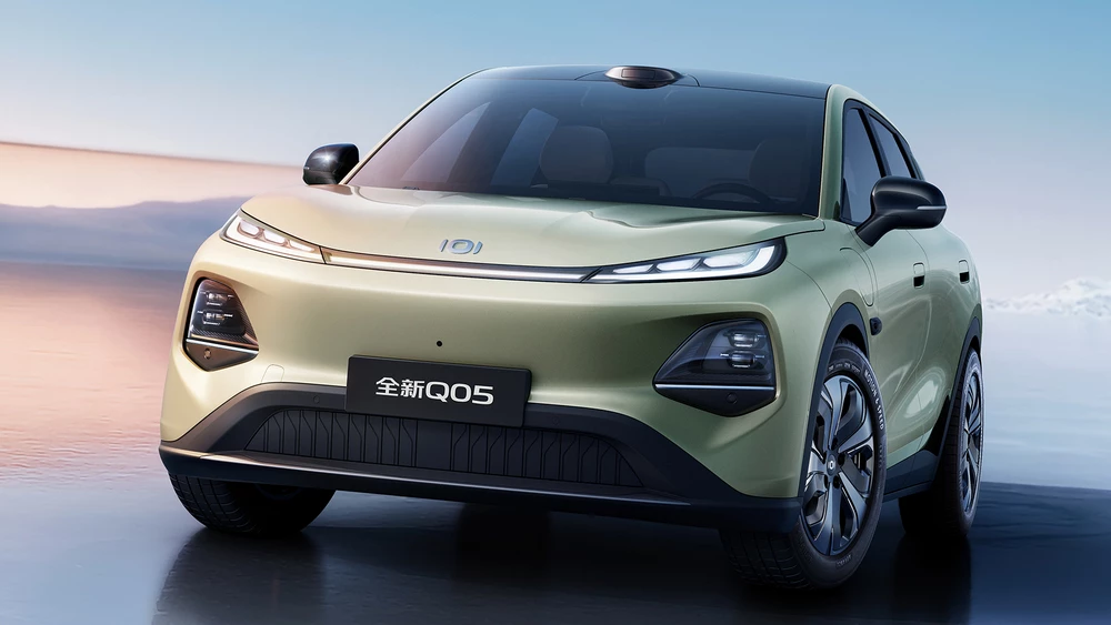 Новый кроссовер Changan Nevo Q05 сбоку спереди