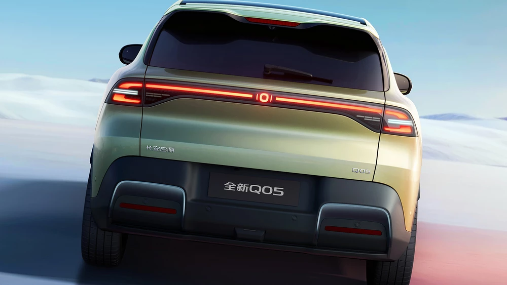 Новый кроссовер Changan Nevo Q05 сзади