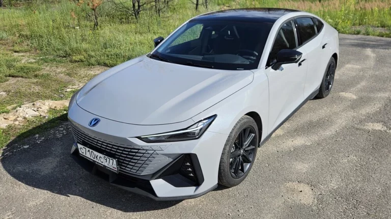 Changan Uni-V тест сбоку спереди