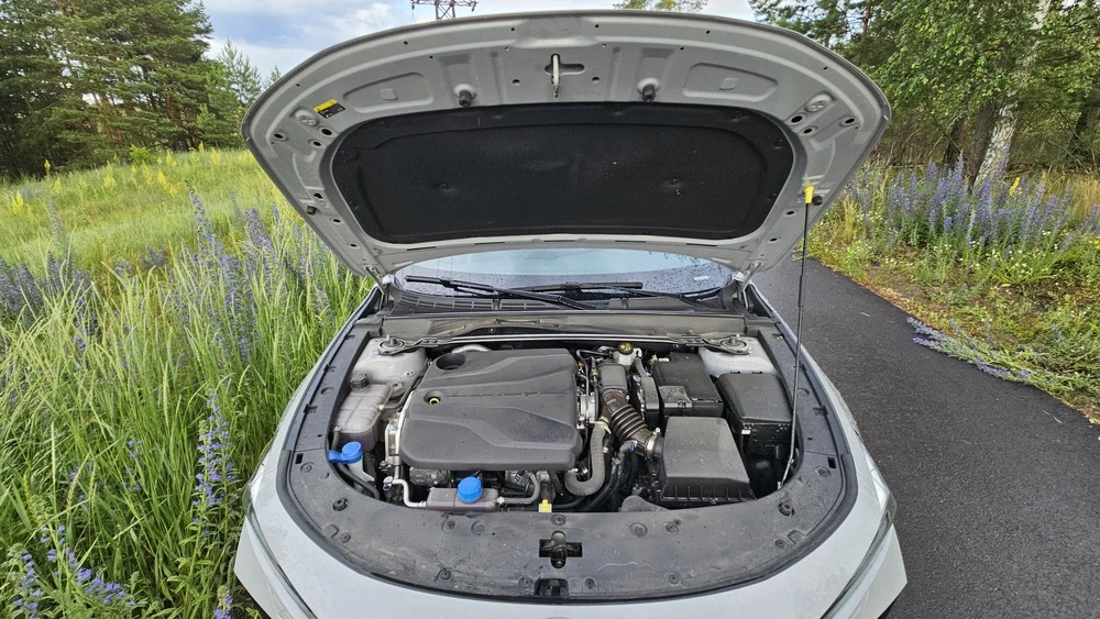 Changan Uni-V тест сбоку капот мотор двигатель