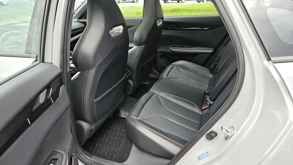 Changan Uni-V тест салон интерьер сиденья второй ряд