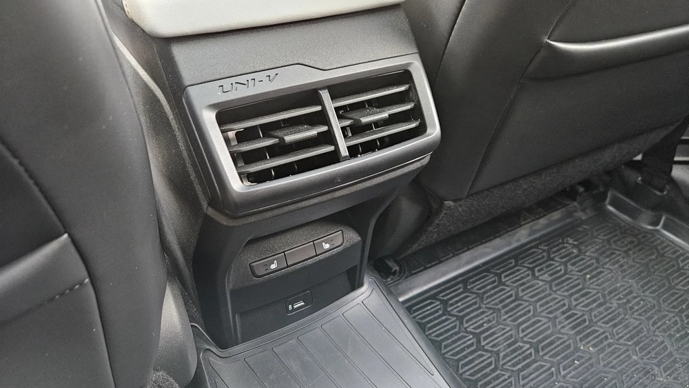 Changan Uni-V тест салон интерьер второй ряд воздуховод