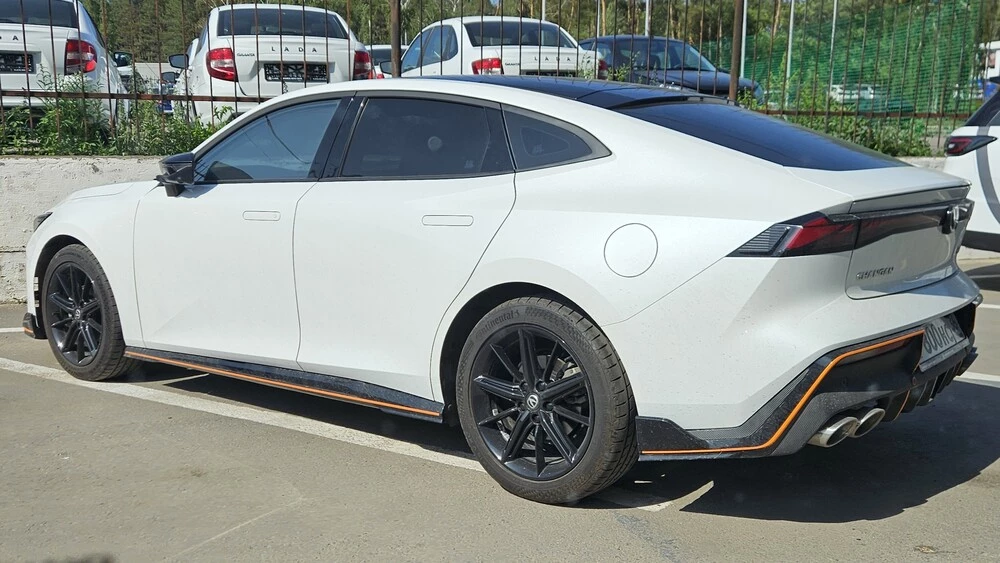 Changan Uni-V тест сбоку сзади