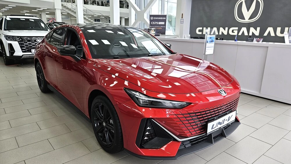 Changan Uni-V тест сбоку спереди у дилера в автосалоне