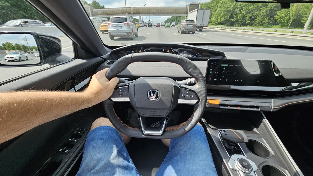 Changan Uni-V тест сбоку салон интерьер водитель за рулем