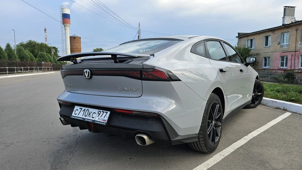 Changan Uni-V тест сбоку сзади