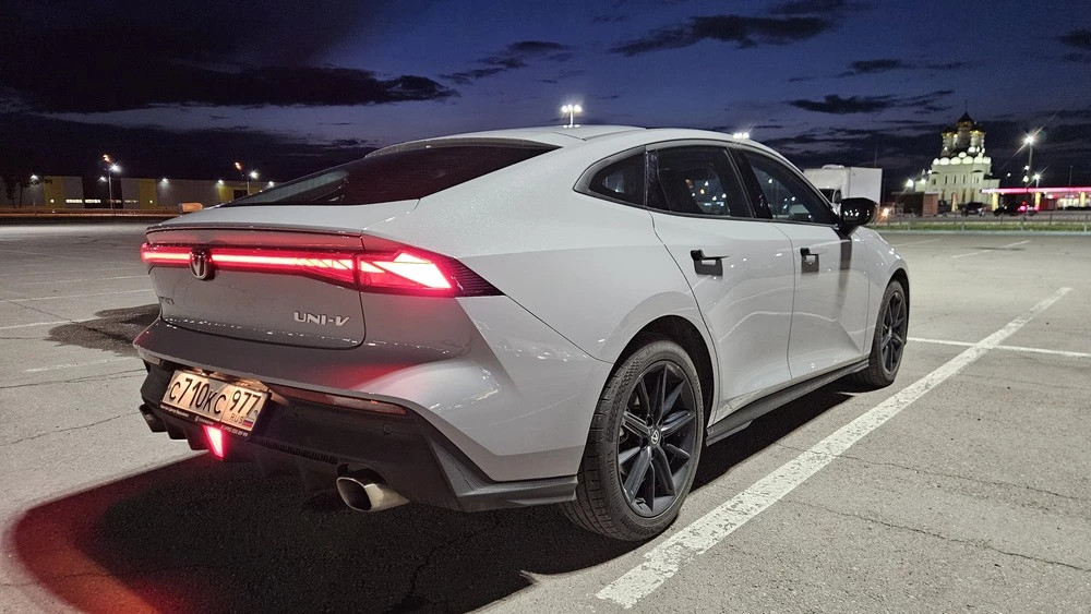 Changan Uni-V тест сбоку сзади вечером фонари