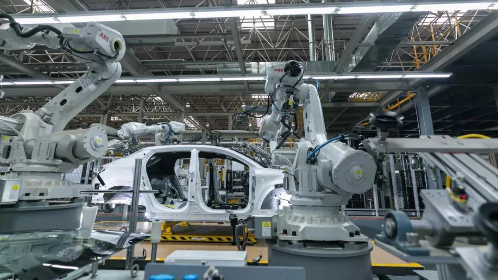 changan uni-t на заводе в китае сбоку кузов сварка