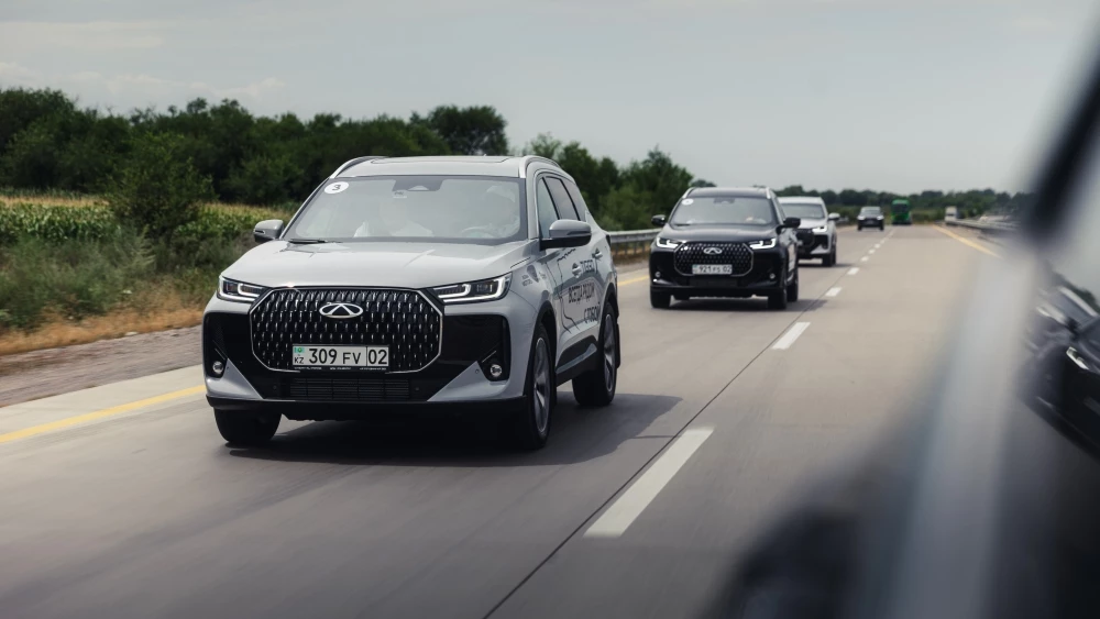 Chery Tiggo 7 новый в казахстане тест сбоку спереди в динамике по трассе