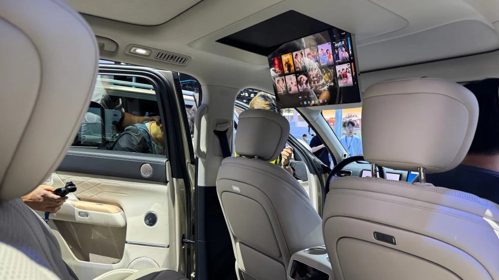 exeed exlantix e02 флагман chery fulwin t11 кроссовер последовательный гибрид салон экран 17,3 дюйма чэнду