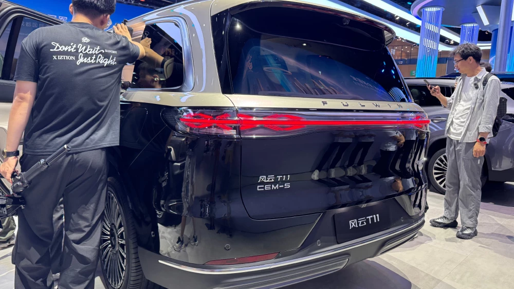 exeed exlantix e02 флагман chery fulwin t11 кроссовер последовательный гибрид сбоку сзади чэнду