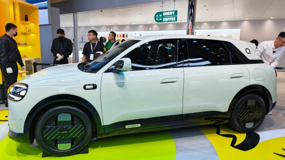 chery qq 3 электрический хэтчбек автосалон чэнду спереди сбоку белый