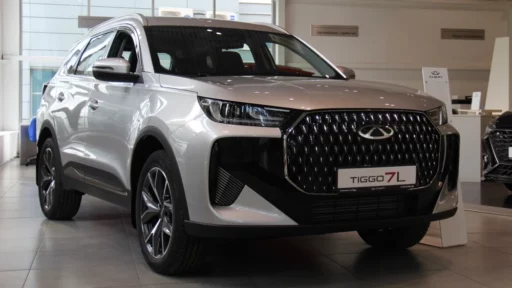 Chery Tiggo 7L у дилера в автосалона сбоку спереди центр псков