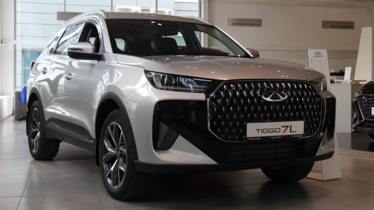 Chery Tiggo 7L у дилера в автосалона сбоку спереди центр псков