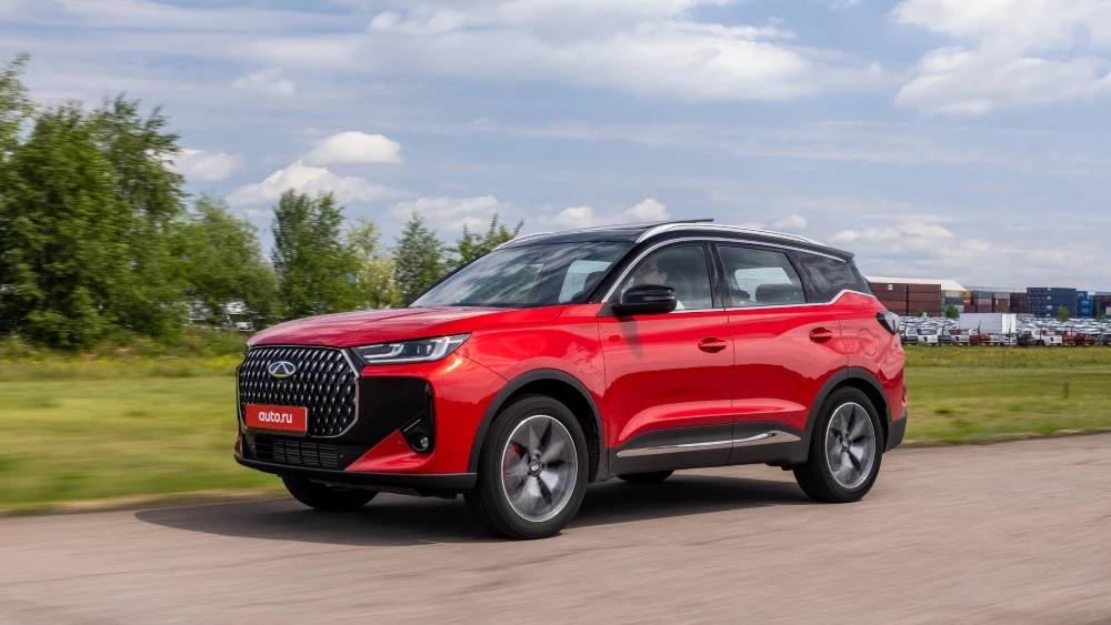 Супертест тест рейтинг среднеразмерных кроссоверов в России авто ру Chery Tiggo 7L сбоку спереди в динамике