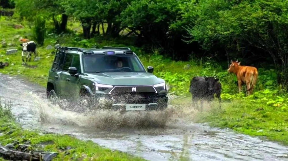 Mengshi M-Hero M817 сбоку спереди в динамике