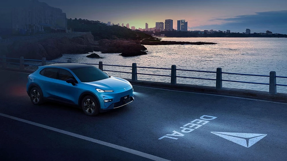 Кроссовер Deepal S05 сбоку спереди