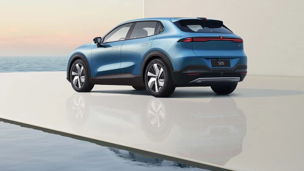 Кроссовер Deepal S05 сбоку сзади