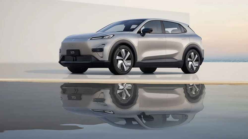 Кроссовер Deepal S05 сбоку спереди