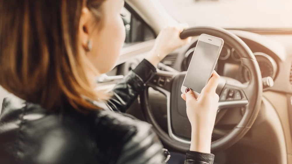 девушка за рулем в машине со смартофоном телефон связь sim-карты