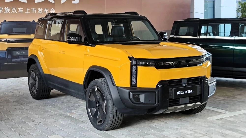 Chery Fulwin X3L кроссовер гибридный спереди сбоку