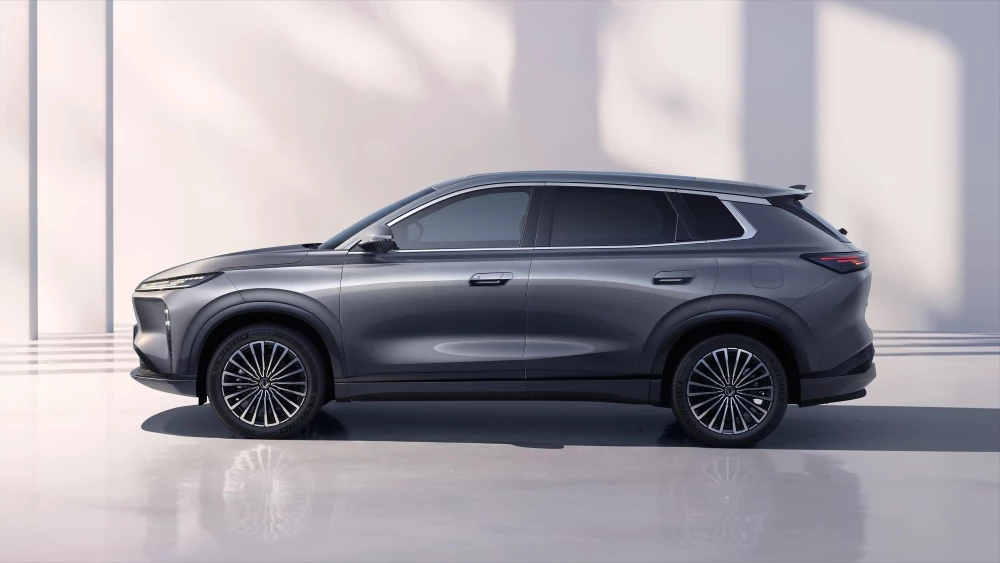 Dongfeng Aeolus L8 PHEV сбоку